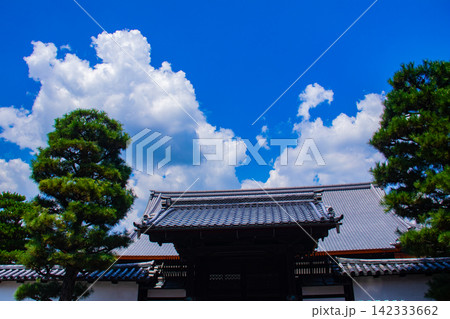 【京都風景】大きな雲が広がる信仰も歴史もある相国寺の夏 【京都風景】大きな雲が広がる信仰も歴史もある相国寺の夏 142333662