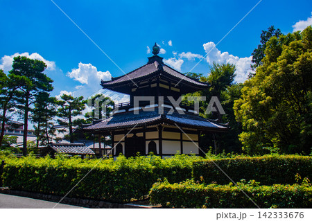 【京都風景】大きな雲が広がる信仰も歴史もある相国寺の夏 【京都風景】大きな雲が広がる信仰も歴史もある相国寺の夏 142333676