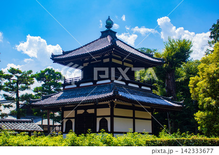 【京都風景】大きな雲が広がる信仰も歴史もある相国寺の夏 142333677