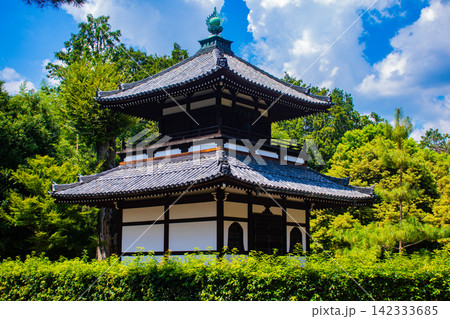 【京都風景】大きな雲が広がる信仰も歴史もある相国寺の夏 142333685