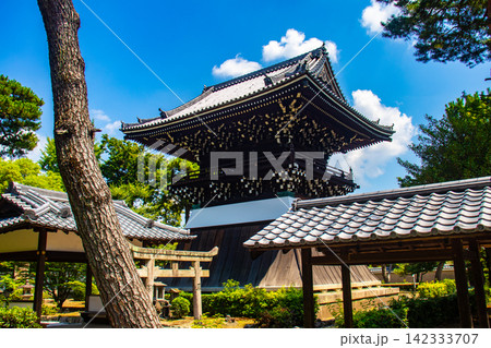 【京都風景】大きな雲が広がる信仰も歴史もある相国寺の夏 142333707
