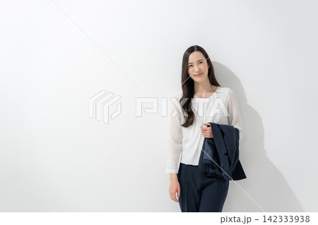 ビジネス　女性	 142333938