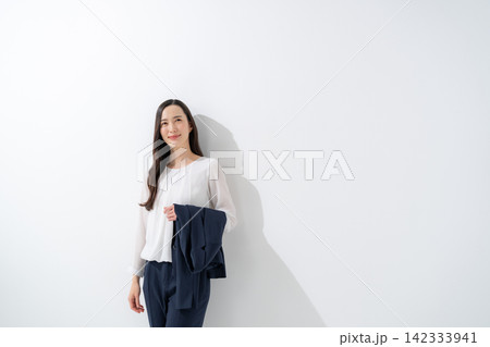 ビジネス　女性	 142333941