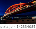 夜の神戸大橋　赤くライトアップされた港の夜景 142334085