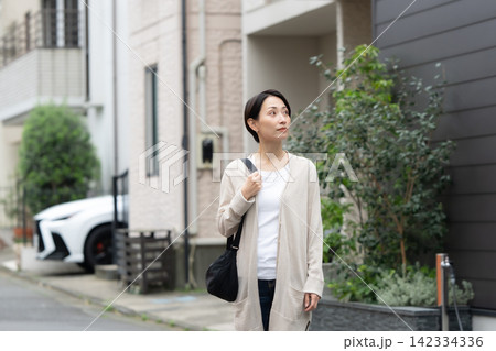 女性　住宅 142334336