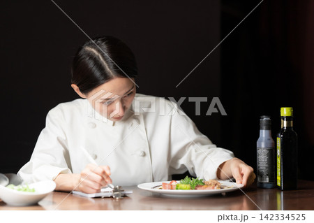 女性 料理人 女性 料理人 142334525