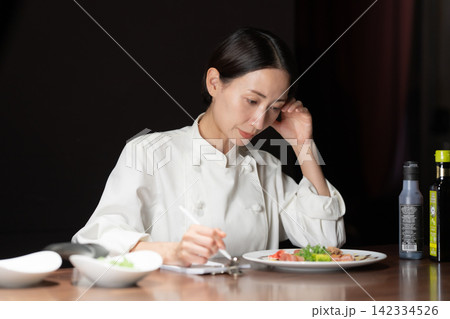 女性 料理人 女性 料理人 142334526