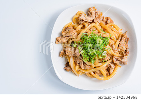 豚肉と玉ねぎの焼きうどん 豚肉と玉ねぎの焼きうどん 142334968