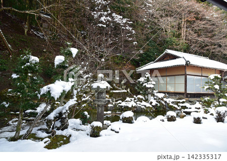 滋賀 西教寺 客殿庭園の冬 滋賀 西教寺 客殿庭園の冬 142335317