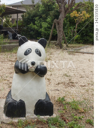 公園に佇むレトロで可愛いパンダの遊具:昭和な雰囲気が漂う広場のオブジェ 公園に佇むレトロで可愛いパンダの遊具:昭和な雰囲気が漂う広場のオブジェ 142335830