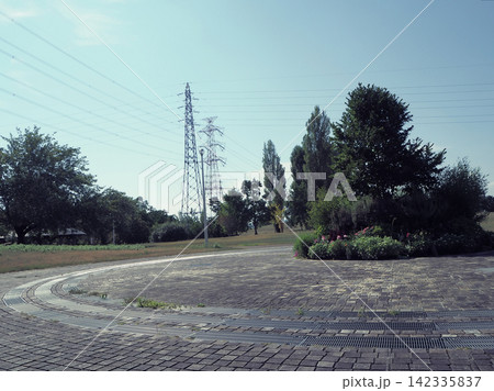 Scorching Summer: A Quiet Stroll Surrounded by Gre 142335837