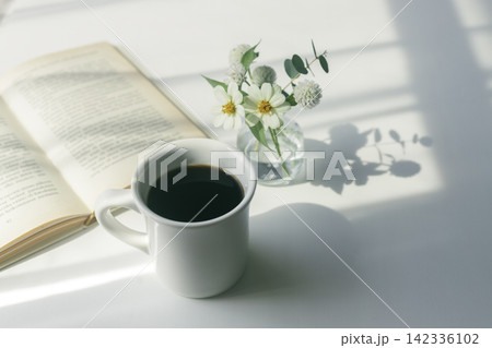 朝の光と花の影、コーヒーと本のある静かな時間 朝の光と花の影、コーヒーと本のある静かな時間 142336102