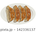 白いお皿の餃子 142336137