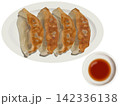 白いお皿の餃子 142336138