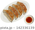 白いお皿の餃子 142336139