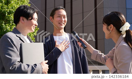 インタビューに答える会社員の男性 インタビューに答える会社員の男性 142336184