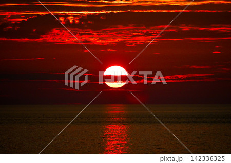 瀬波温泉の夕陽 142336325