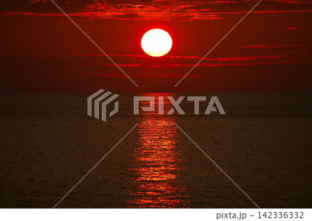 瀬波温泉の夕陽 142336332
