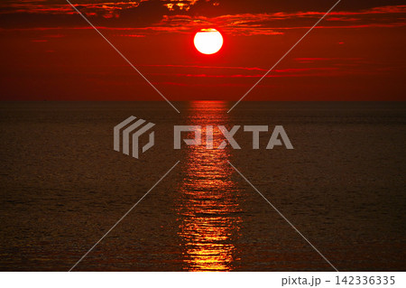 瀬波温泉の夕陽 142336335
