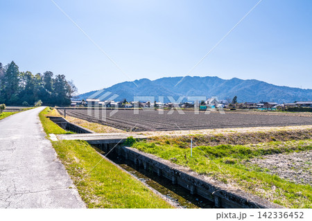 【重要伝統的建造物群保存地区】五個荘金堂 春の田園風景と集落と繖山遠望3 滋賀県東近江市 【重要伝統的建造物群保存地区】五個荘金堂 春の田園風景と集落と繖山遠望3 滋賀県東近江市 142336452