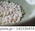 コメに湧く虫（ノシメマダラメイガ幼虫） 142336474