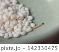 コメに湧く虫（ノシメマダラメイガ幼虫） 142336475