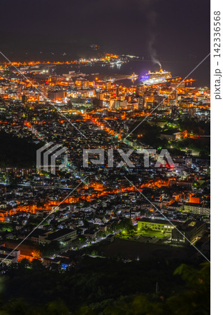 日本 北海道小樽市・天狗山山頂から望む小樽の華やかなパノラマ夜景 日本 北海道小樽市・天狗山山頂から望む小樽の華やかなパノラマ夜景 142336568