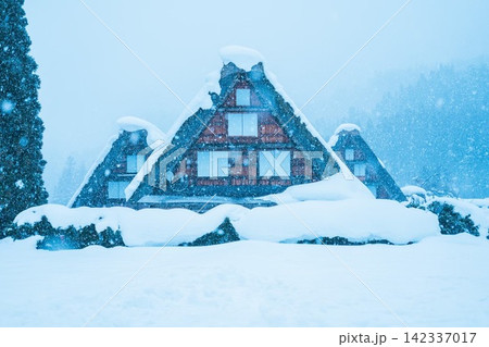 雪の積もった白川郷の風景 雪の積もった白川郷の風景 142337017