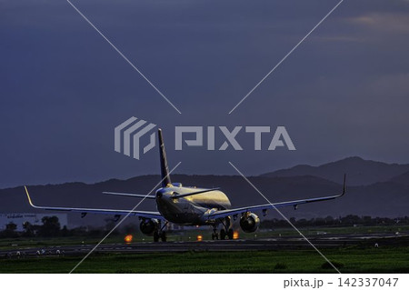 夕暮れの仙台空港 離陸中の飛行機 27から 夏 宮城県名取市 夕暮れの仙台空港 離陸中の飛行機 27から 夏 宮城県名取市 142337047