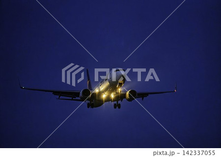 夕暮れの仙台空港　着陸中の飛行機　27から　夏　宮城県名取市 142337055