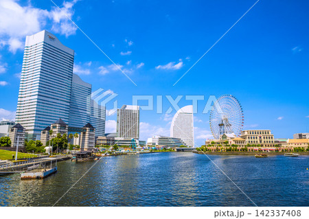 日本の横浜都市景観 大観覧車やパシフィコ横浜、アニヴェルセルみなとみらい横浜、屋形船などを望む 日本の横浜都市景観 大観覧車やパシフィコ横浜、アニヴェルセルみなとみらい横浜、屋形船などを望む 142337408