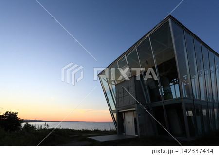 北海道雄武町 夕焼けを背景に日の出岬展望台「ラ・ルーナ」 北海道雄武町 夕焼けを背景に日の出岬展望台「ラ・ルーナ」 142337434
