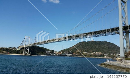 関門海峡にかかる関門橋 関門海峡にかかる関門橋 142337770
