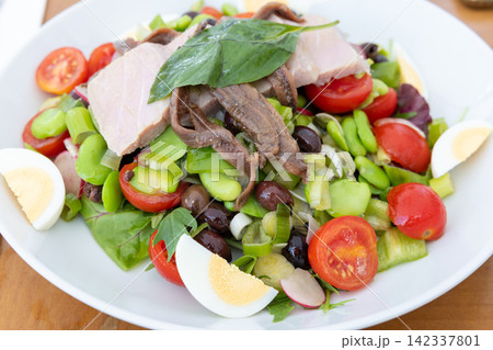 フランスのニースで食べる美味しいニースサラダ フランスのニースで食べる美味しいニースサラダ 142337801