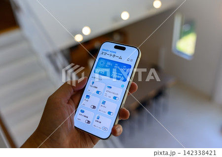 スマートフォンでスマートホームアプリの操作画面を表示 142338421