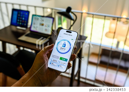 スマホでスマートロックアプリを表示する スマホでスマートロックアプリを表示する 142338453