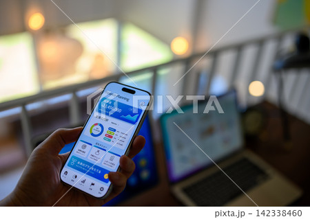 スマートフォンで資産計画を確認する手元 スマートフォンで資産計画を確認する手元 142338460