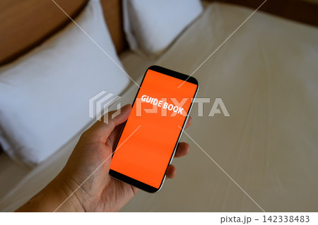 スマホ画面にGUIDE BOOKと表示 スマホ画面にGUIDE BOOKと表示 142338483