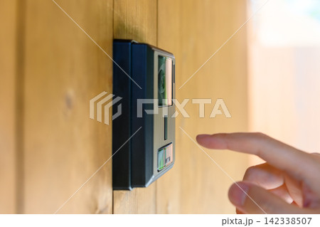指がドアベルのボタンを押す 指がドアベルのボタンを押す 142338507