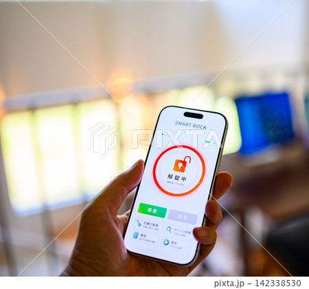 スマートフォンでスマートロックアプリの解錠画面を表示 142338530