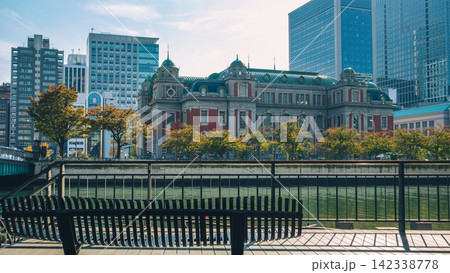 秋晴れの中之島公園と大阪市中央公会堂 秋晴れの中之島公園と大阪市中央公会堂 142338778