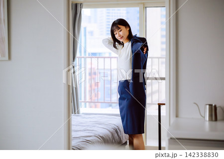 スーツを着る女性、朝の身支度 スーツを着る女性、朝の身支度 142338830