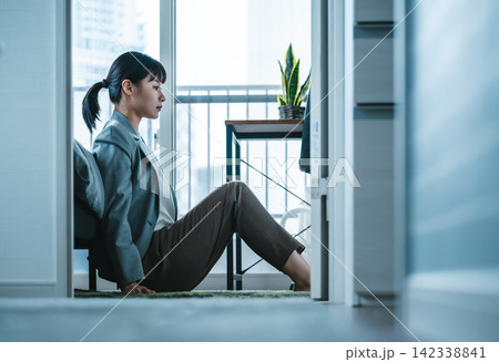 スーツ姿を消したい女性、部屋でうなだれる 142338841
