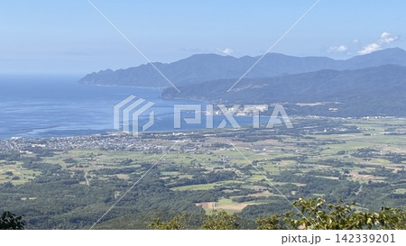 夏の北海道、ニセコパノラマラインの神仙沼レストハウス駐車場から歩いて五分、神仙沼自然休養林から共和町 142339201