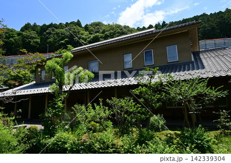 醒井木彫美術館と地蔵川(滋賀県米原市) 醒井木彫美術館と地蔵川(滋賀県米原市) 142339304
