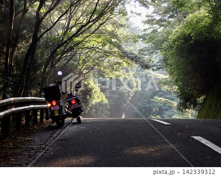 カブ2台で山間を走る 142339312