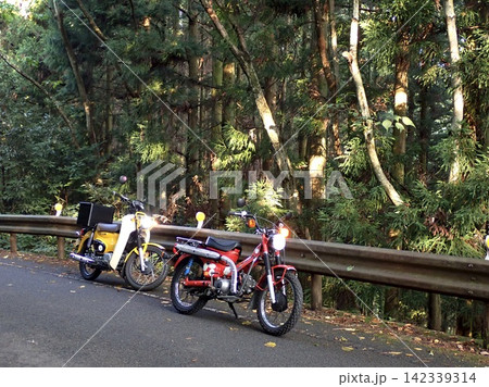 カブ2台で山間を走る カブ2台で山間を走る 142339314