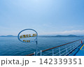 夏の韓国リゾート フェリーから見た済州島 142339351