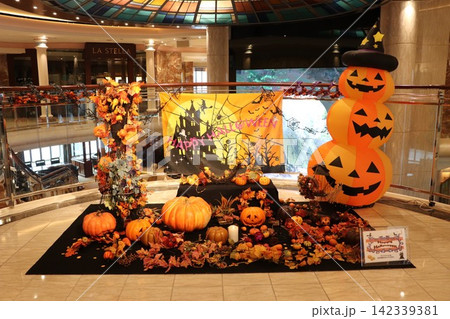 クルーズ船内のハロウィン飾り 142339381