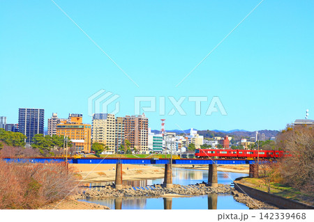 愛知県岡崎市、岡崎市の町並みと名鉄電車の風景 142339468